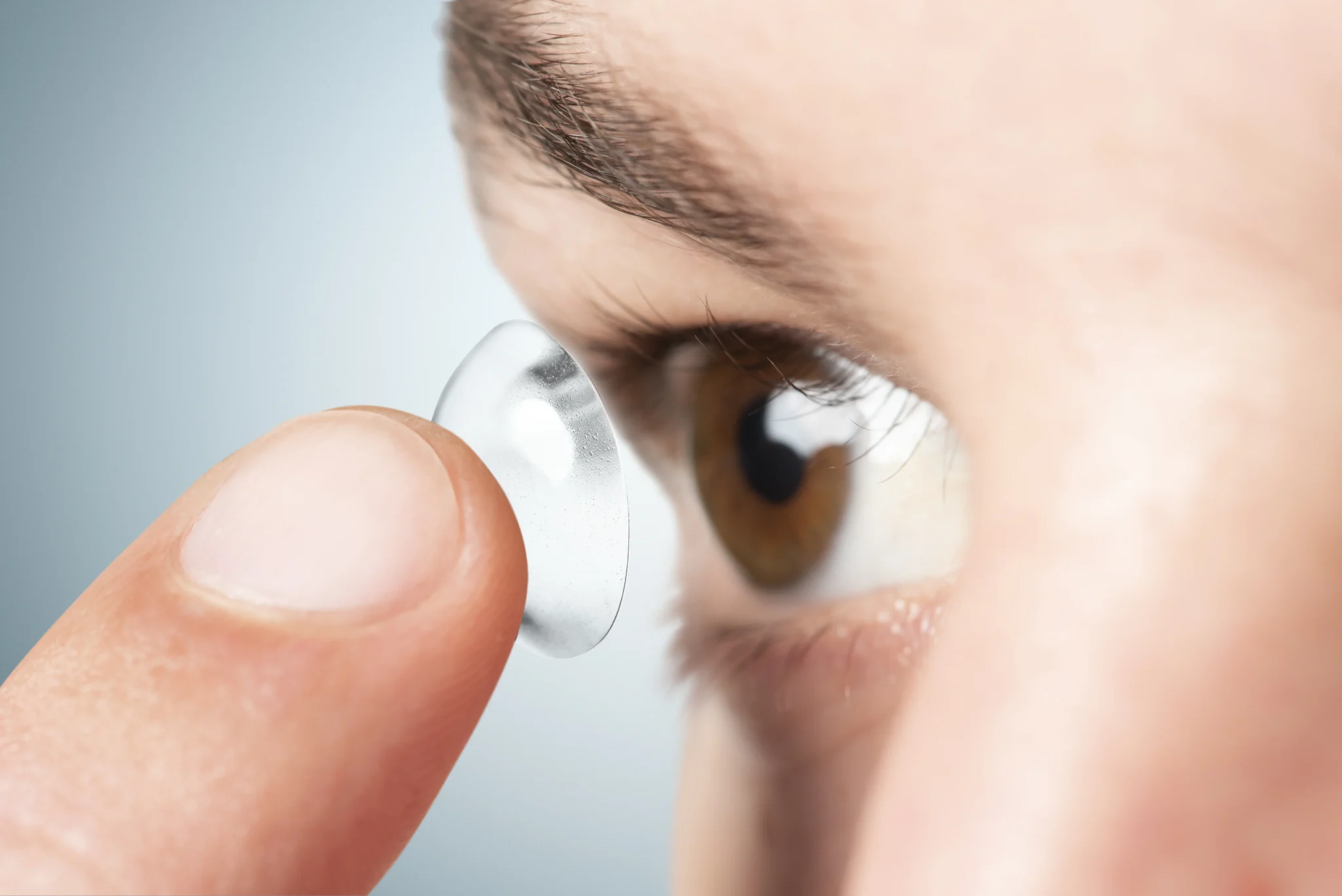 man applying his contact lens (1)